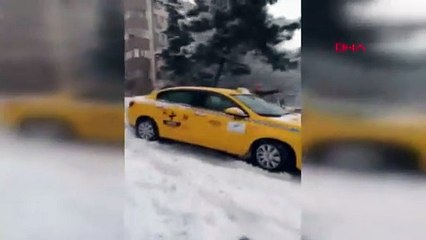 Buzlanan yolda kaza yapan sürücülere, tartışırken başka bir araç çarptı: 2 yaralı