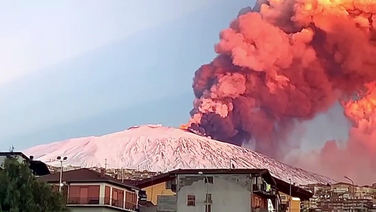 UGC: Un impressionnant panache de cendres s'élève de l'Etna en éruption