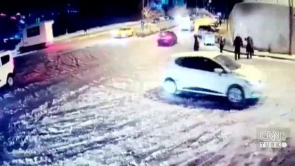 Panik dolu anlar kamerada... Hızla kayan aracın içinde 3 yaşında bir çocuk vardı