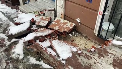 Kağıthane’de buzlanan yolda kayan araç duvara çarparak durabildi