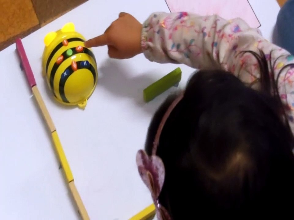 Déplacement d'une BEE-BOT dans un labyrinthe sans quadrillage