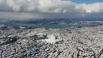 Beyaz örtüye bürünen Çamlıca Camii hayran bıraktı