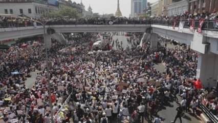 Las protestas bloquean Rangún en señal de fuerza contra los militares