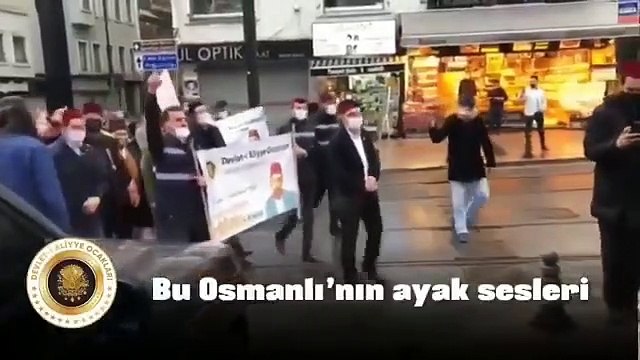 Çakarlı araçtan inen 2. Abdülhamit'in torunu yolun, yolumuzdur şehzade sloganlarıyla karşılandı