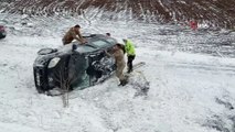 Kar Sürgünü Kazalara Neden Oldu, Jandarma Kaza Yapan Araçtaki Vatandaşları Böyle Kurtardı