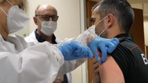 Empieza la vacunación de la Policía Vasca,  los sanitarios de prisiones de León y los profesores de Barcelona