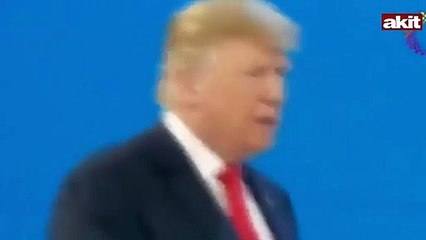 Mikrofonu açık kaldı...Trump dünyaya rezil oldu!