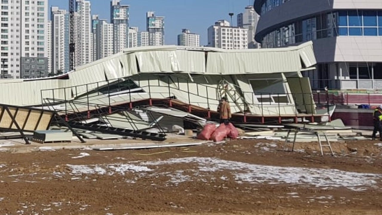 조립식 현장사무소 건물 무너져..."강풍에 밀려" / YTN