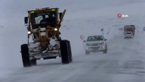 Çıldır Yolunda Tipi Geçit Vermiyor