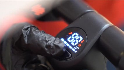 Con patinete también el casco salva vidas