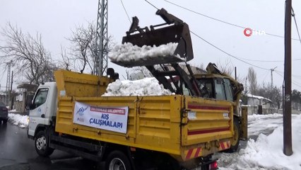 Ekipler tarafından toplanan kamyon kamyon kar Alibeyköy Barajı çevresine dökülüyor
