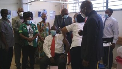 Sudáfrica empieza a vacunar con dosis de J&J a sanitarios y al presidente