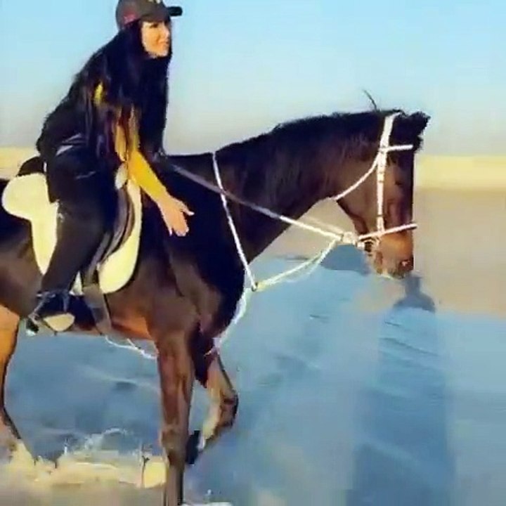 زينب العسكري تركب الخيل من دون غطاء الرأس وأسئلة عن عمليات التجميل