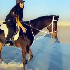 زينب العسكري تركب الخيل من دون غطاء الرأس وأسئلة عن عمليات التجميل