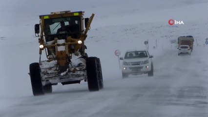 Kars Çıldır yolunda tipi geçit vermiyor