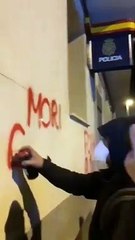 Pintadas de "muera el fascismo" en una comisaría de Policía durante las protestas en favor de Pablo Hasél