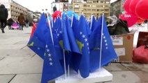 - Kosova, 13'üncü bağımsızlık yıl dönümünü salgına rağmen etkinliklerle kutladı