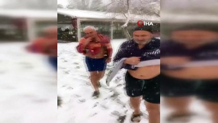 Yeşilköy plajında lapa lapa yağan karın altında denize girdiler