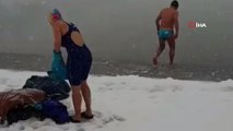 - Gürcistan’da bir çift kar yağışını buz gibi göle girerek kutladı