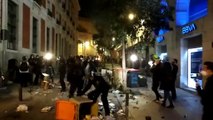 La Policía recoge los contenedores tirados por algunos asistentes a la concentración en apoyo a Pablo Hasél en Madrid