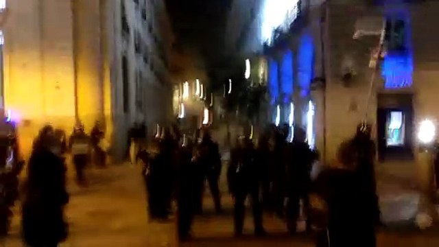 Un grupo de manifestantes quema contenedores en la protesta contra el encarcelamiento de Pablo Hasél en Madrid
