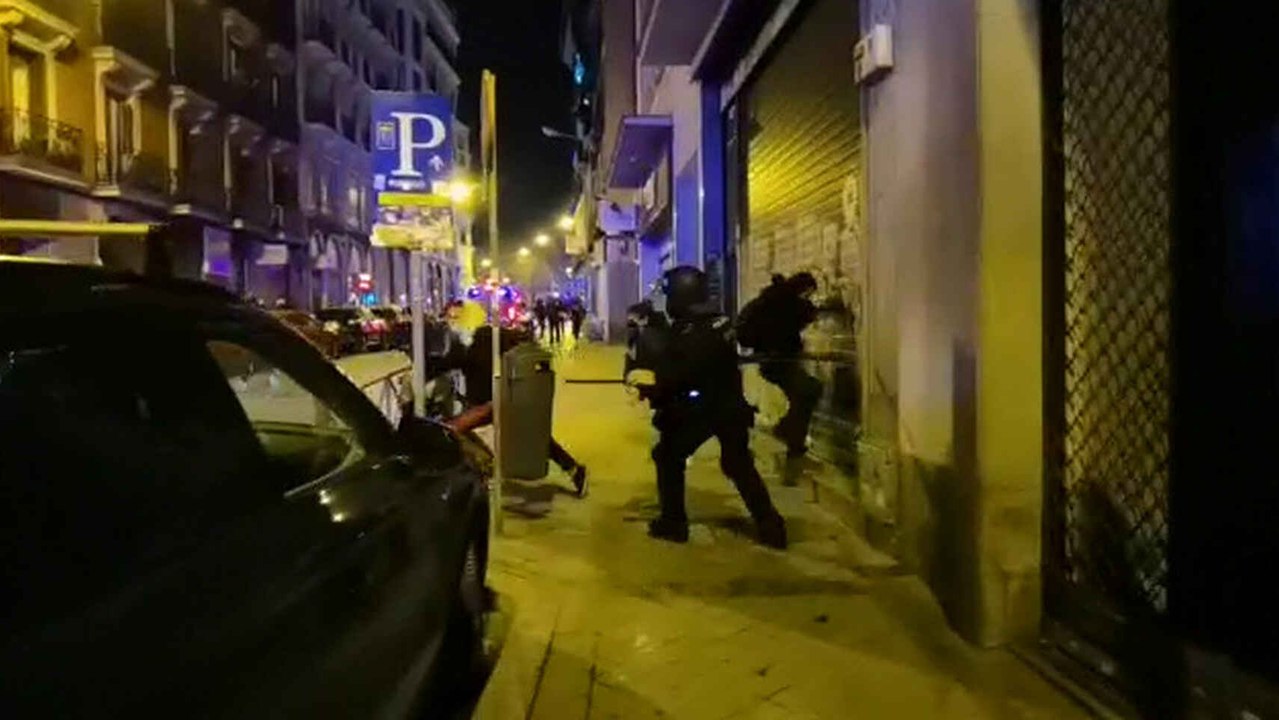 Vídeo de las cargas policiales en Madrid durante las protestas por la detención de Pablo Hasél.