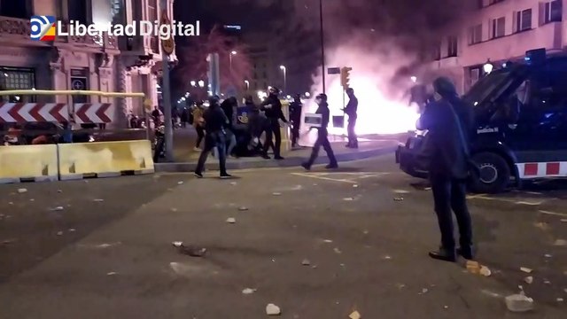 Quema de contenedores durante la protesta de radicales de izquierda por Hasel en Barcelona