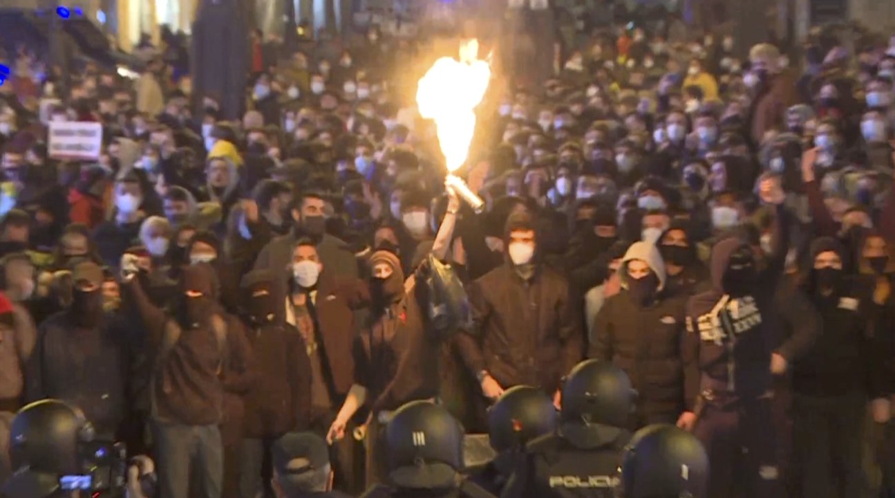 Disturbios y cargas policiales en la manifestación de apoyo a Pablo Hasél en Madid