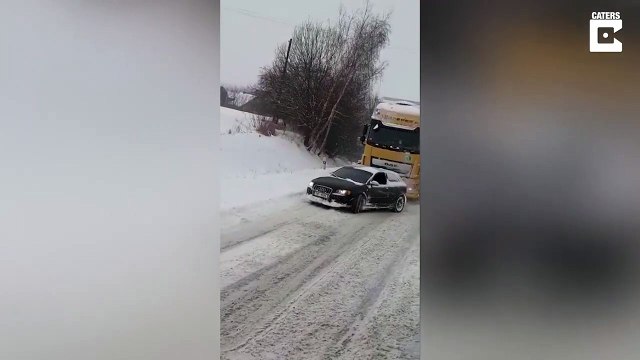Une Audi tire un camion dans une pente enneigée