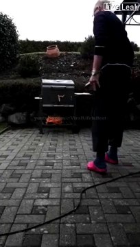 Il met un pétard dans son barbecue... Très mauvaise idée