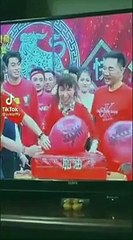 Il aide sa femme à gagner un jeu TV... Prêt à tout le mari