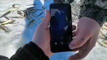 Il met son téléphone sous la glace pour voir s'il y a du poisson. Résultat : impressionnant