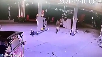 2 camions viennent faire le plein... enfin presque