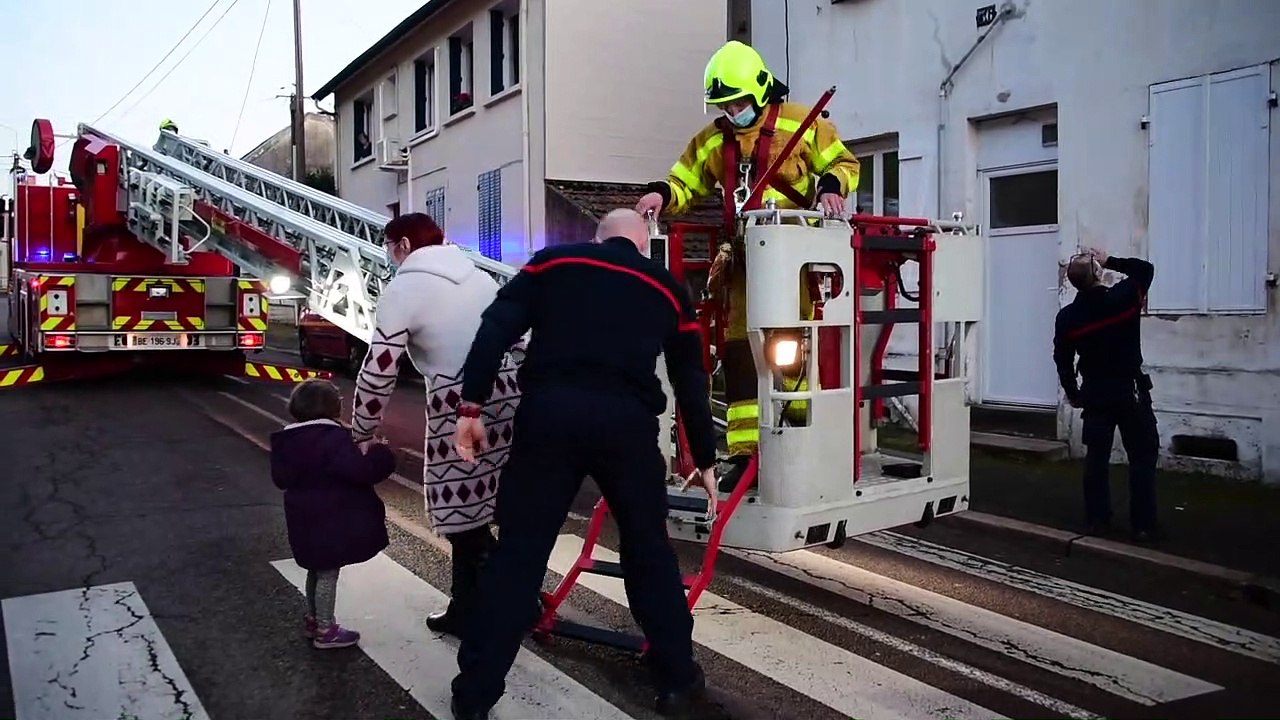 LE CREUSOT : Evacuation d'une famille avec la grande échelle des pompiers