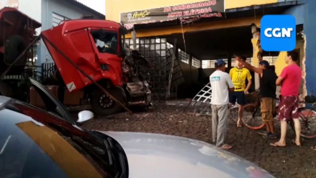 Caminhão desgovernado fica destruído após invadir empresa na Rua Cuiabá