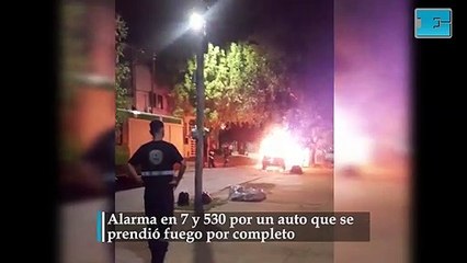 Alarma en 7 y 530 por un auto que se prendió fuego por completo