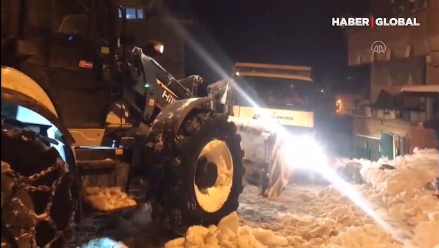 Buzlanan yolda tuzlama çalışması yapan işçiler darp edildi