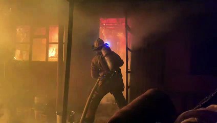 Bomberos luchan contra intenso fuego que consume casa en Moravia