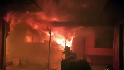 Bomberos luchan contra intenso fuego que consume casa en Moravia parte 2