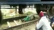 वीडियो में देखिए सांस रोक देने वाली घटना, पटरी पर लेटी रही महिला, ऊपर से गुजर गई ट्रेन, नहीं आई खरोंच