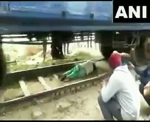 Tải video: वीडियो में देखिए सांस रोक देने वाली घटना, पटरी पर लेटी रही महिला, ऊपर से गुजर गई ट्रेन, नहीं आई खरोंच