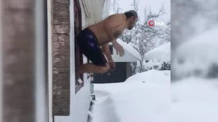 Pandemiden bunalan kardeşler soyunup kara atladı