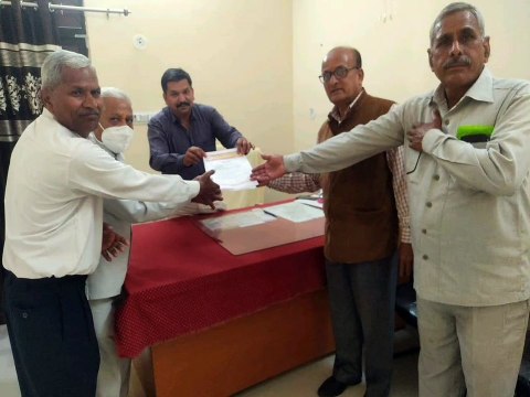 पेट्रोल के बढ़ते दाम को लेकर सपाक्स पार्टी पदाधिकारियों ने तहसीलदार को सौंपा ज्ञापन