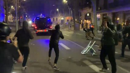 Télécharger la video: Manifestantes lanzan objetos contra furgonetas de Mossos en Barcelona