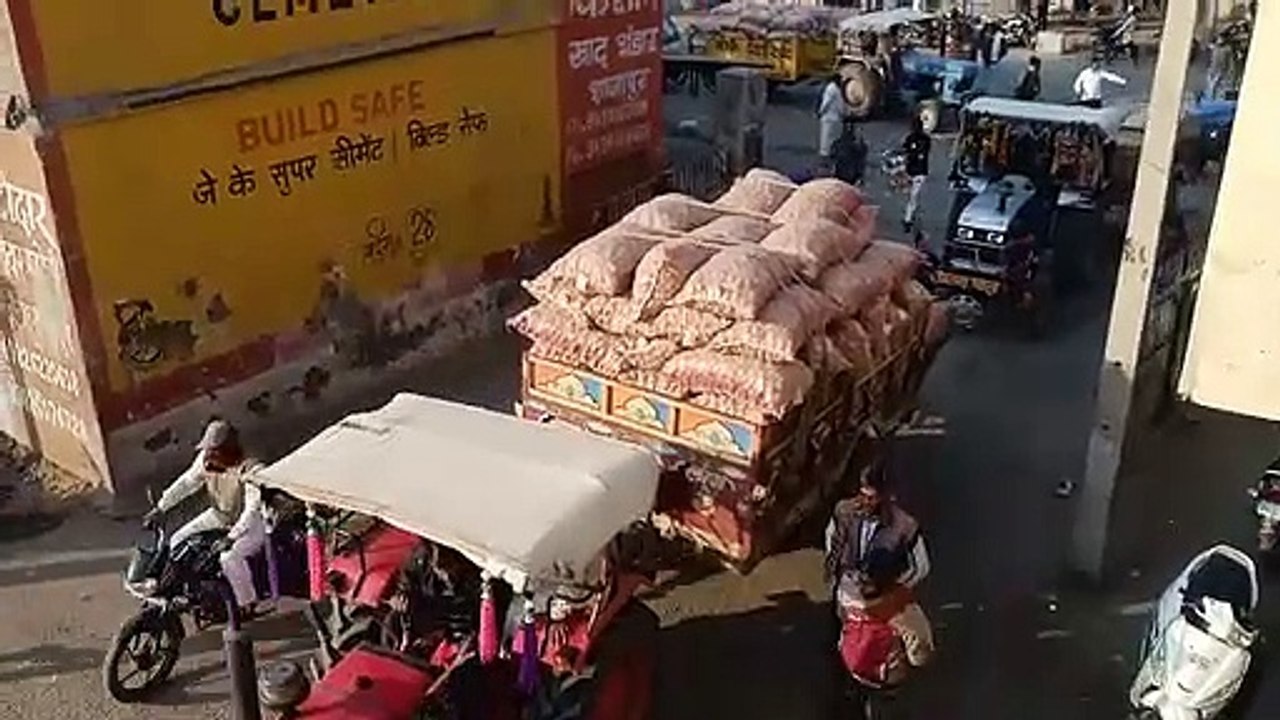 मंडी में हो रही प्याज की बंपर आवक, रात से ही लग रही उपज से लदे वाहनों की कतार