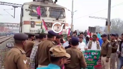 JAP कार्यकर्ताओं ने आरा और पटना मेें रोकी ट्रेनें, लगाए नारे