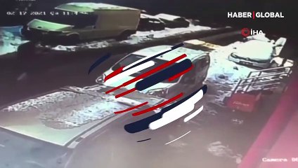 Kar kütlesinin altında kalmaktan santimetrelerle kurtuldular