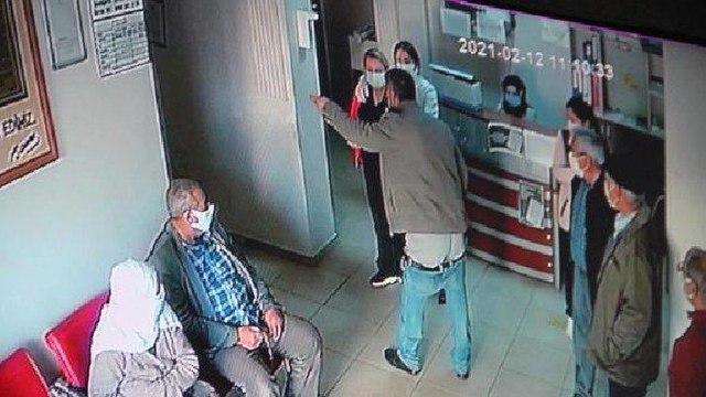 Pantolonunu indirip, sağlık çalışanlarına küfretti; o anlar kamerada