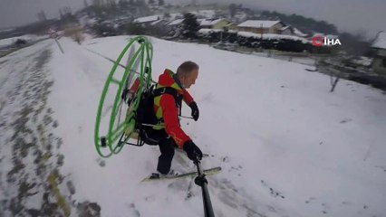 Paramotorla karların üzerinde kayak keyfi yapıyor.. Görenler şaşkına dönüyor