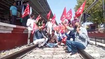 रेलवे ट्रेक तक पहुंचा किसान आंदोलन, प्रदर्शनकारियों का पटरियों पर कब्जा